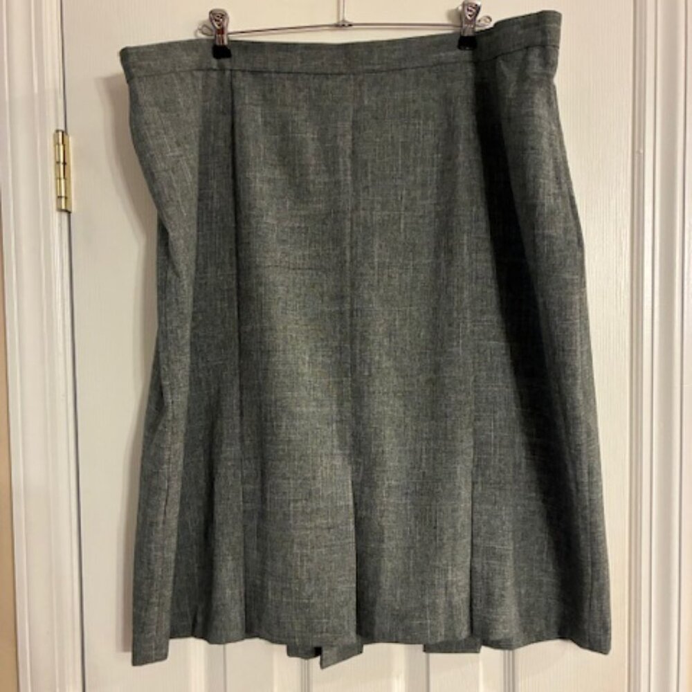 Shelby & Palmer Women's Gray Flirty Pleats 28" long All Season Skirt Size 22W